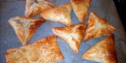 слойки с картофелем и грибами из слоеного теста