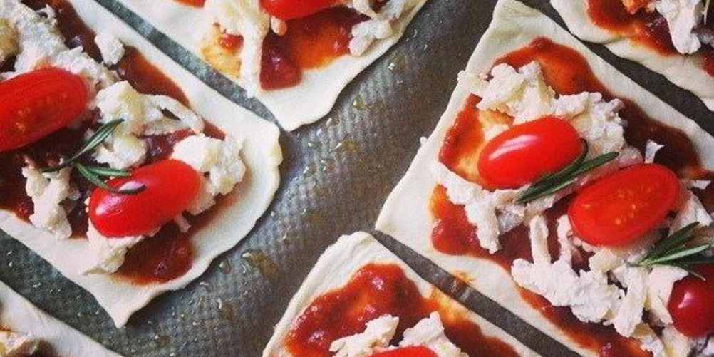 Рецепт слойки с козьим сыром, помидорами черри и розмарином