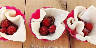 слойки с малиной и шоколадом