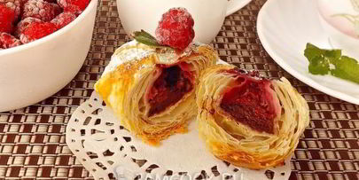 слойки с малиной и шоколадом