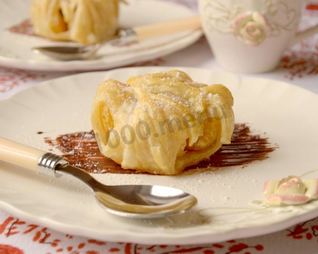 Слойки с мандаринами и шоколадом из слоеного теста