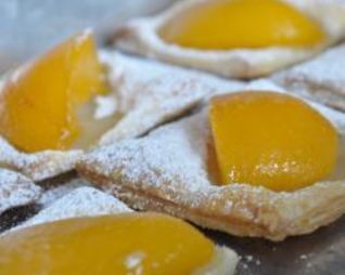 Слойки с персиками