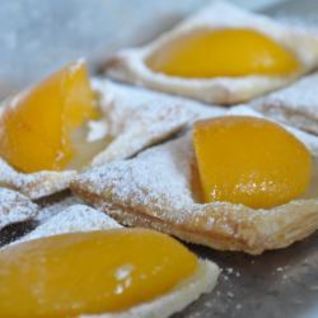 Слойки с персиками