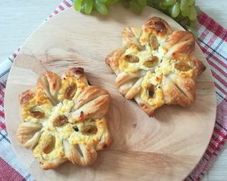 Слойки с творогом и виноградом