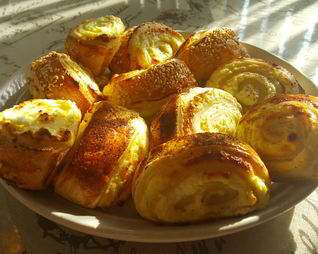 Слойки с творожной начинкой и изюмом