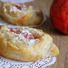 Рецепт Слойки с яблоками и брусникой