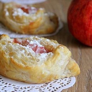 Слойки с яблоками и брусникой