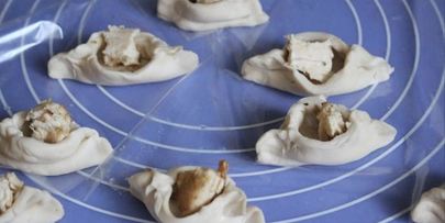 слойки с яблоками и брусникой