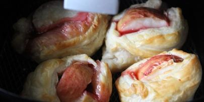 слойки с яблоками и брусникой