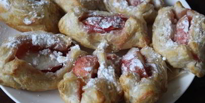 слойки с яблоками и брусникой