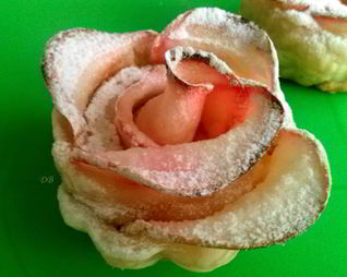 Слойки с яблоками из слоеного бездрожжевого теста