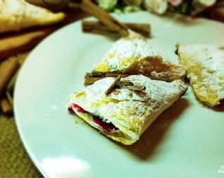 Слойки со смородиной