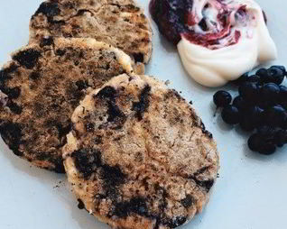 Сырники из гречневой муки с черникой без глютена