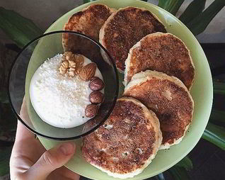 Сырники на рисовой муке с шоколадом и бананами
