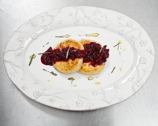 Сырники с бруснично-розмариновым вареньем