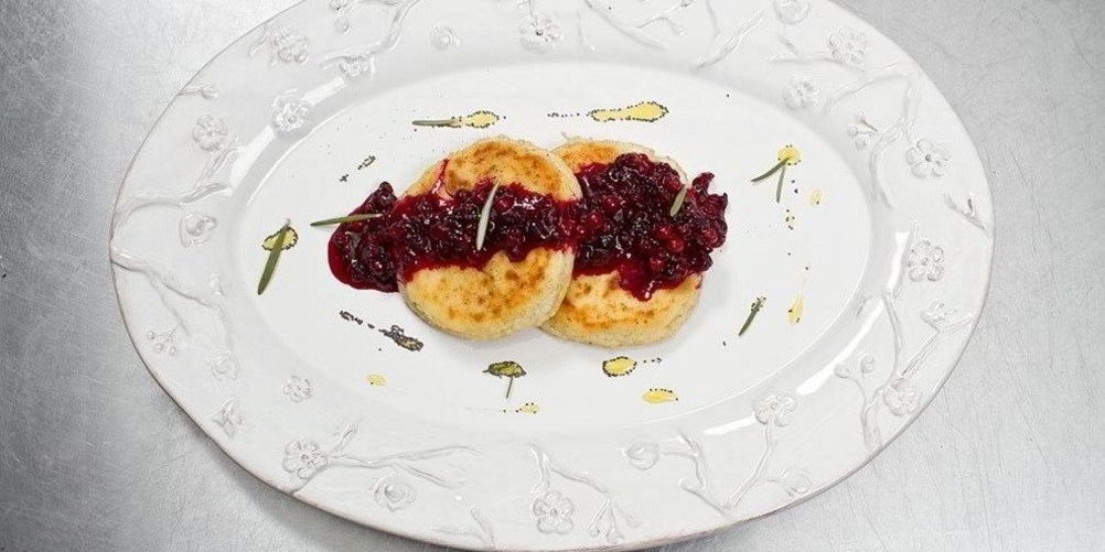 Рецепт сырники с бруснично-розмариновым вареньем