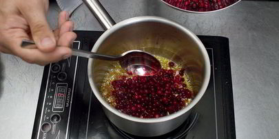 сырники с бруснично-розмариновым вареньем