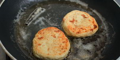 сырники с бруснично-розмариновым вареньем