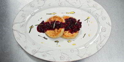 сырники с бруснично-розмариновым вареньем