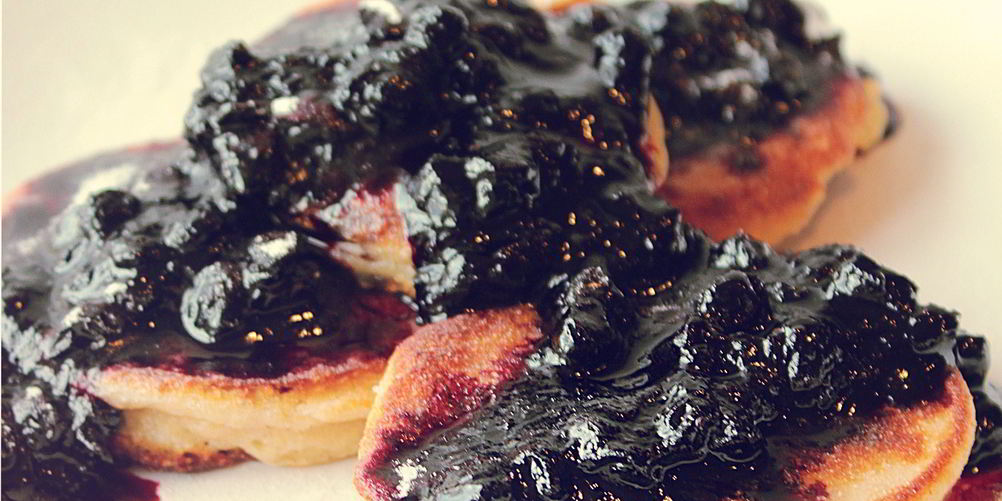 Рецепт сырники с черничным топпингом