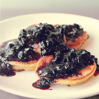 Сырники с черничным топпингом