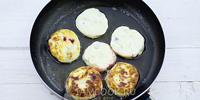 сырники с черной смородиной