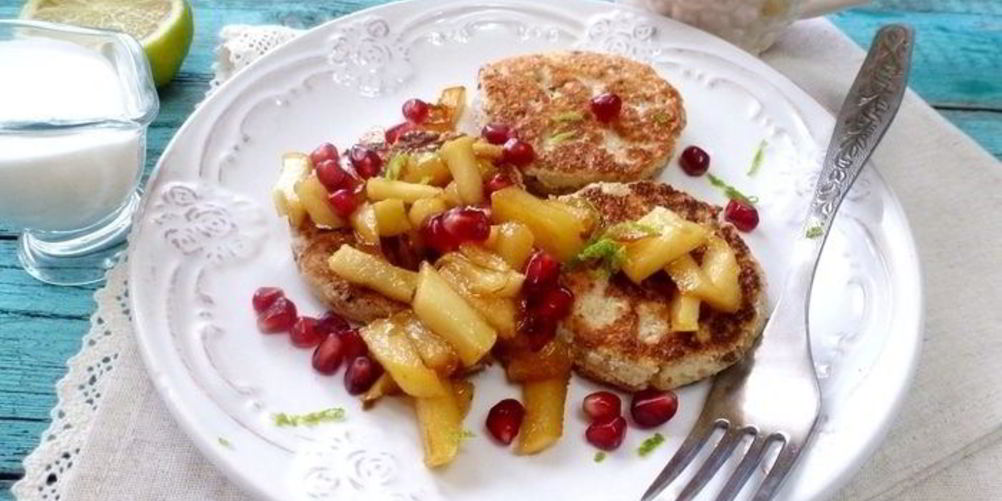 Рецепт сырники с карамельным фруктовым соусом