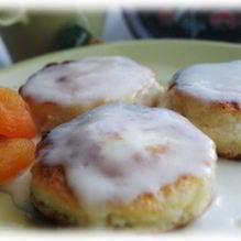 Рецепт Сырники с курагой и сметанным кремом