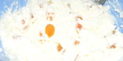 сырники с курагой и сметанным кремом