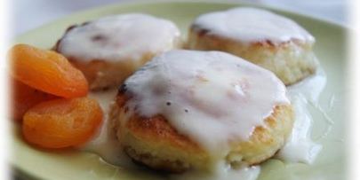 сырники с курагой и сметанным кремом