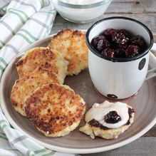 Рецепт Сырники с вишневым соусом и корицей