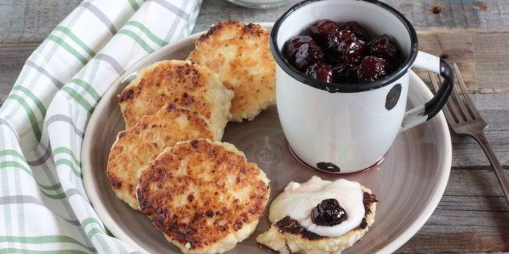 Рецепт сырники с вишневым соусом и корицей