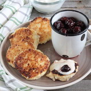 Сырники с вишневым соусом и корицей