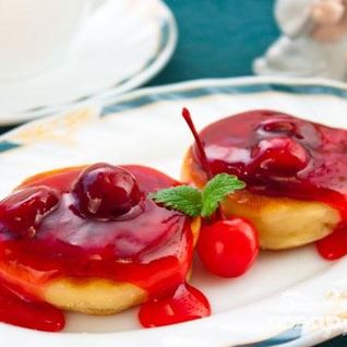Сырники с вишневым соусом