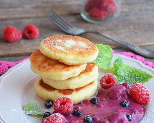 Сырники с ягодным кремом