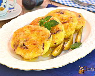 Творожные сырники с тыквой и сливами