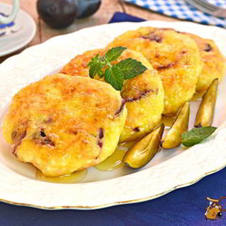 Творожные сырники с тыквой и сливами