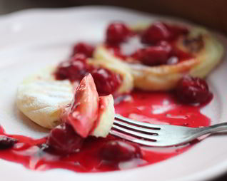 Ванильные сырники с домашним ягодным соусом