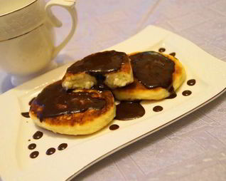 Ванильные сырники с шоколадным соусом