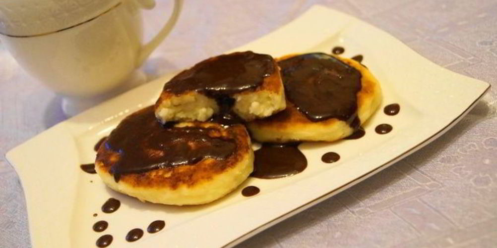 Рецепт ванильные сырники с шоколадным соусом