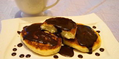 ванильные сырники с шоколадным соусом