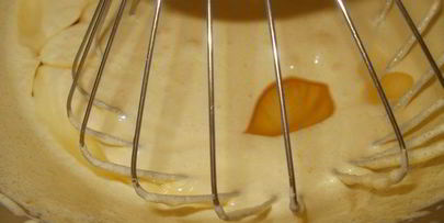 бисквитный торт с орехово-смородиновой ноткой