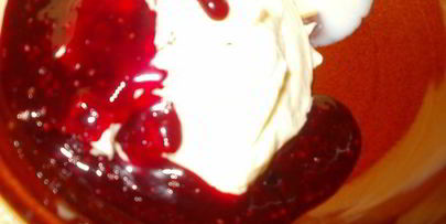 бисквитный торт с орехово-смородиновой ноткой