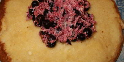 бисквитный торт с орехово-смородиновой ноткой