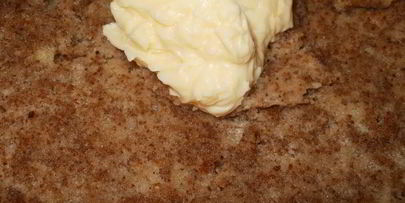 бисквитный торт с орехово-смородиновой ноткой