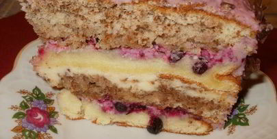 бисквитный торт с орехово-смородиновой ноткой