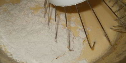 бисквитный торт с орехово-смородиновой ноткой