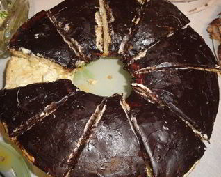 Шоколадный торт с ананасами