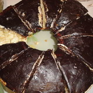 Шоколадный торт с ананасами