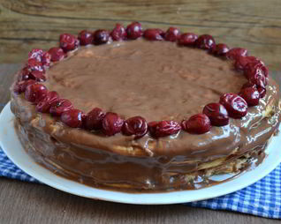Шоколадный торт с вишней